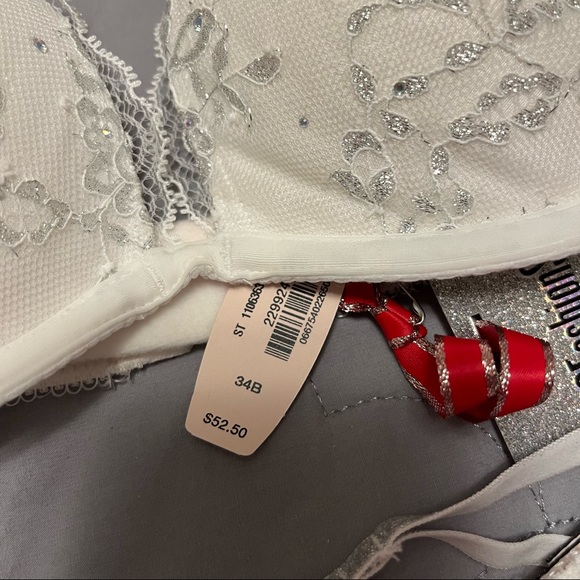 Victoria’s Secret Fashion Show set plus limited edition necklace with charm. NWT - Picture 4 of 16